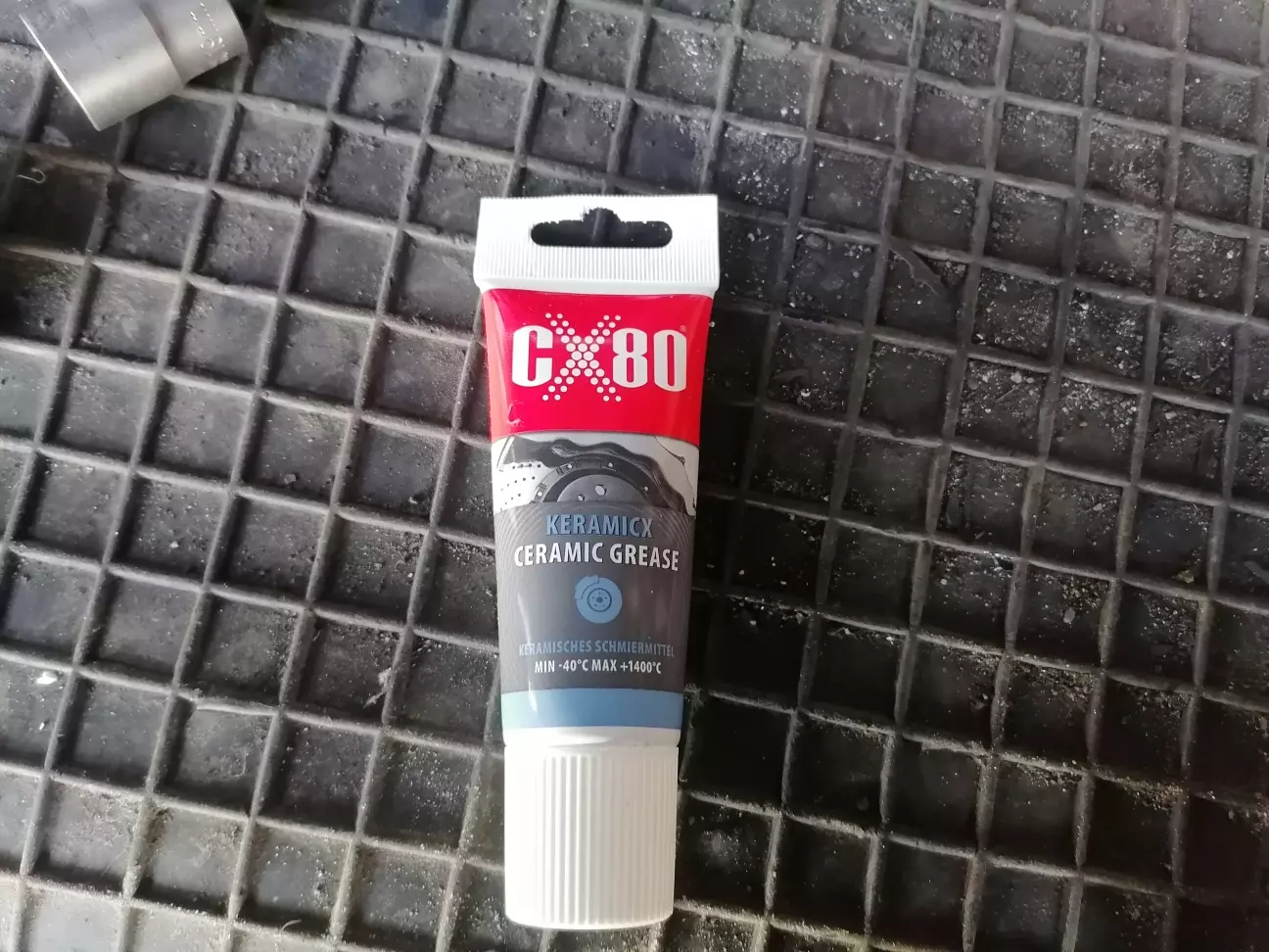 Для закручування болтиків на захисний кришці підшипника використовуємо керамічне мастило