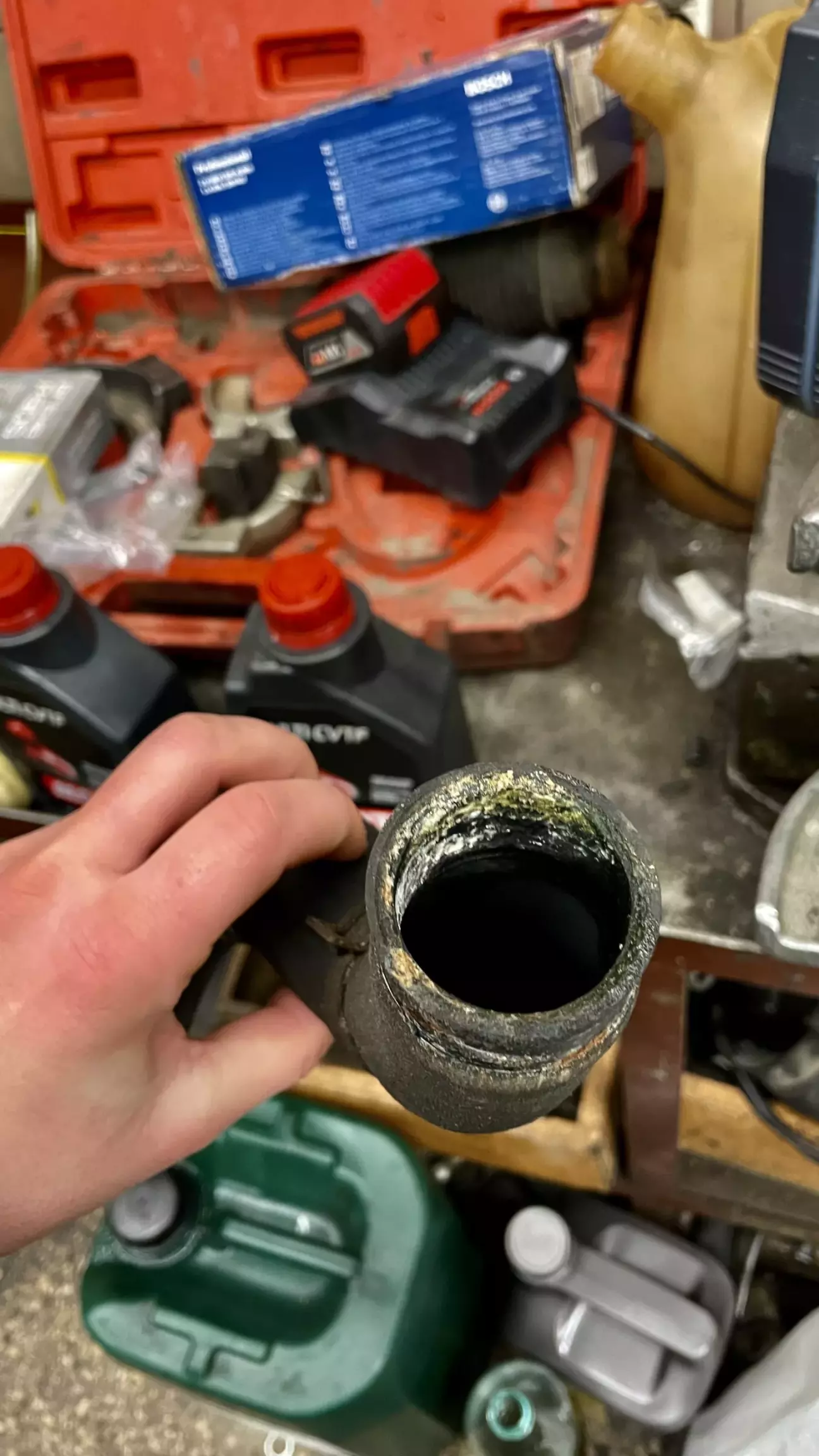 Состояние патрубка внутри (плюс он уже мягкий) надо менять