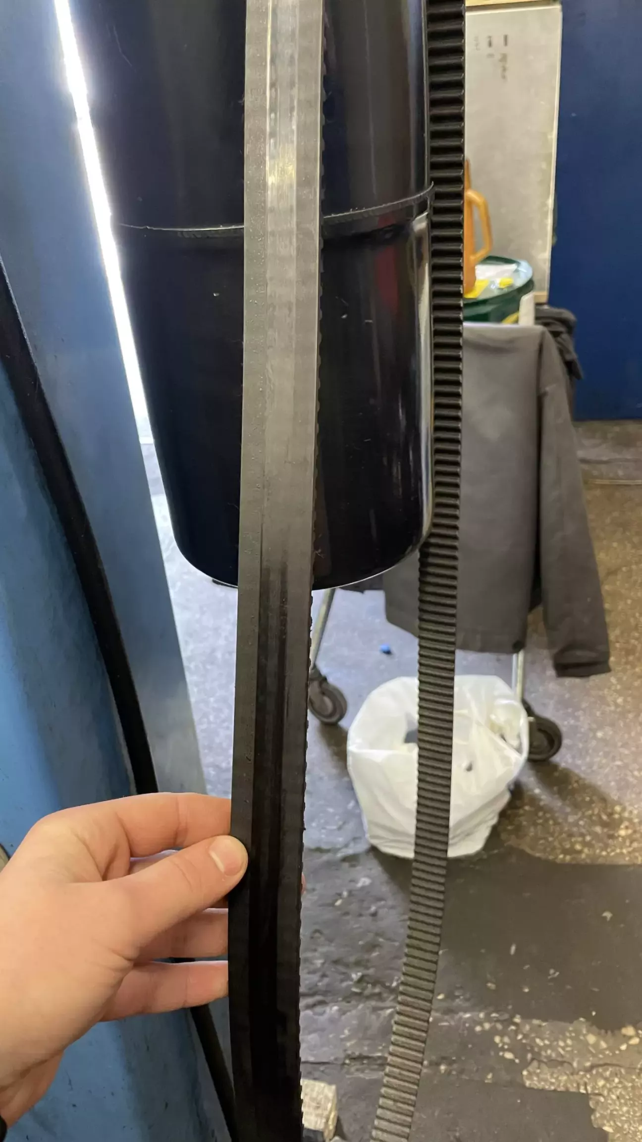 Этому вообще гайки,ещё и трещина была