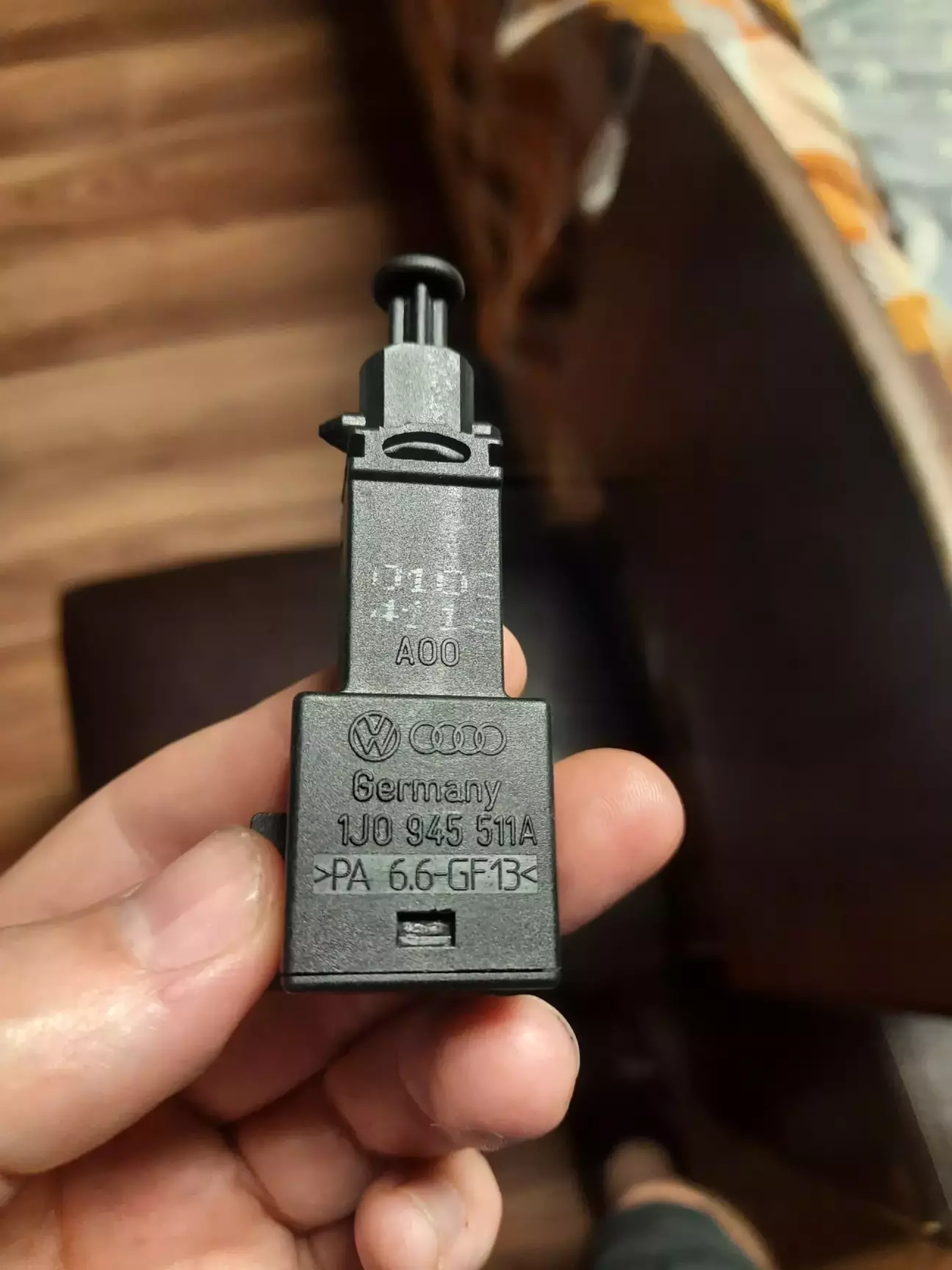 Оригинальный выключатель VAG 1J0 945 511A