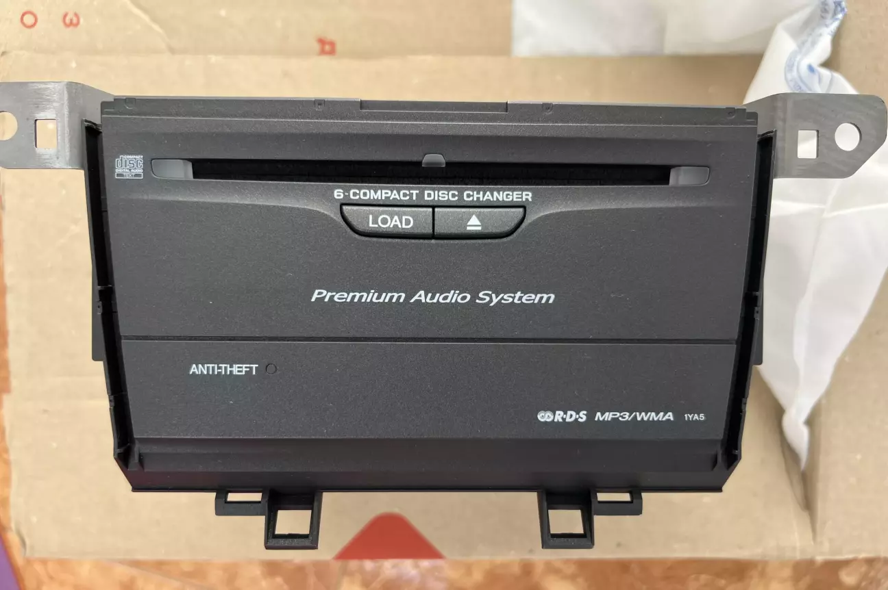 Головний аудіо пристрій на 6 CD.