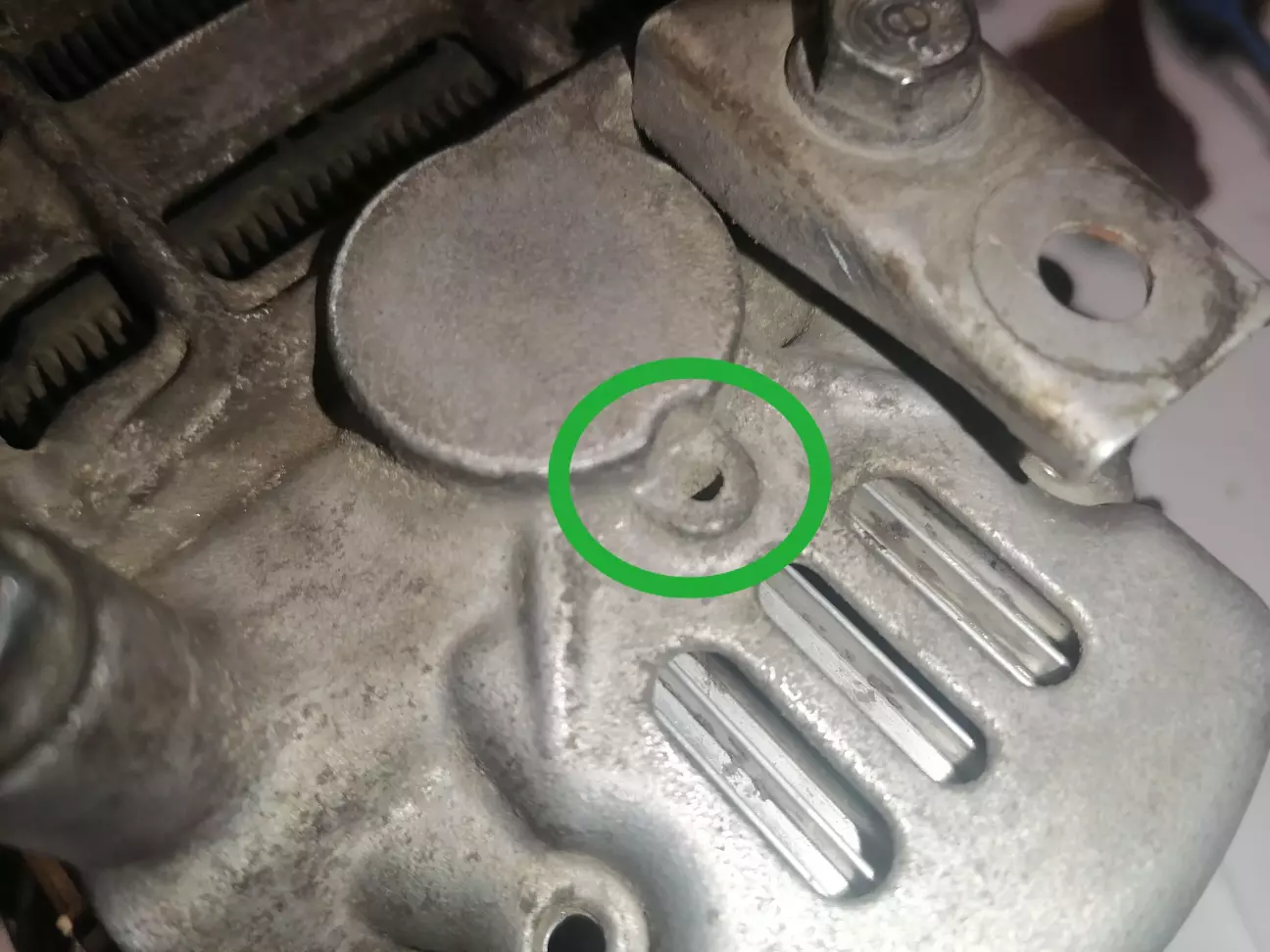 Сюди вставляємо якись гвоздик для фіксації щіток