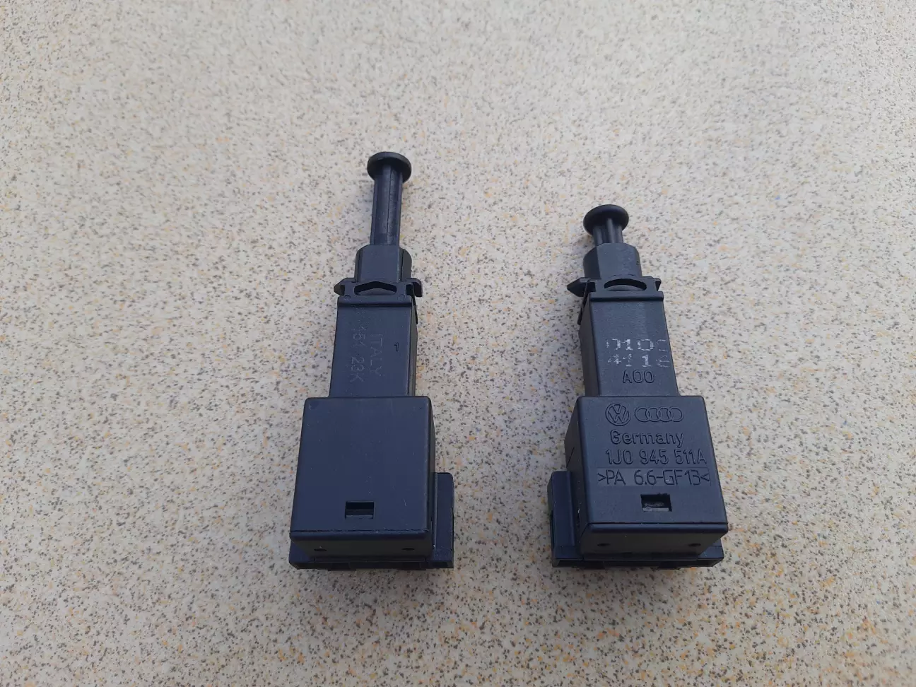 Справа старый оригинальный выключатель, слева новый аналог выключателя