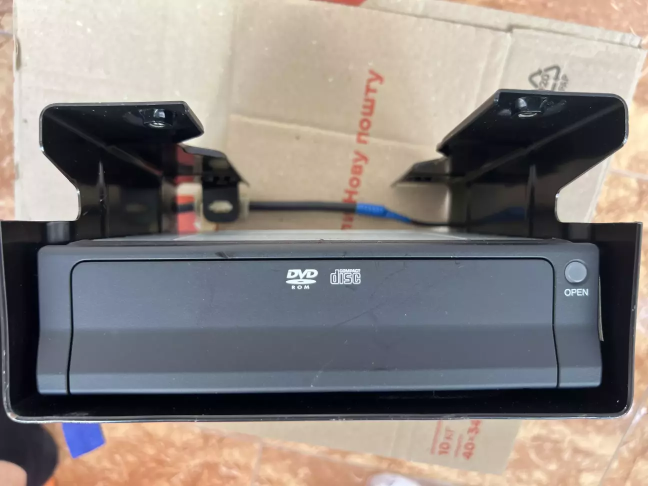 DVD який відповідає за навігацію та управління всією системою, встановлюється в багажнику.