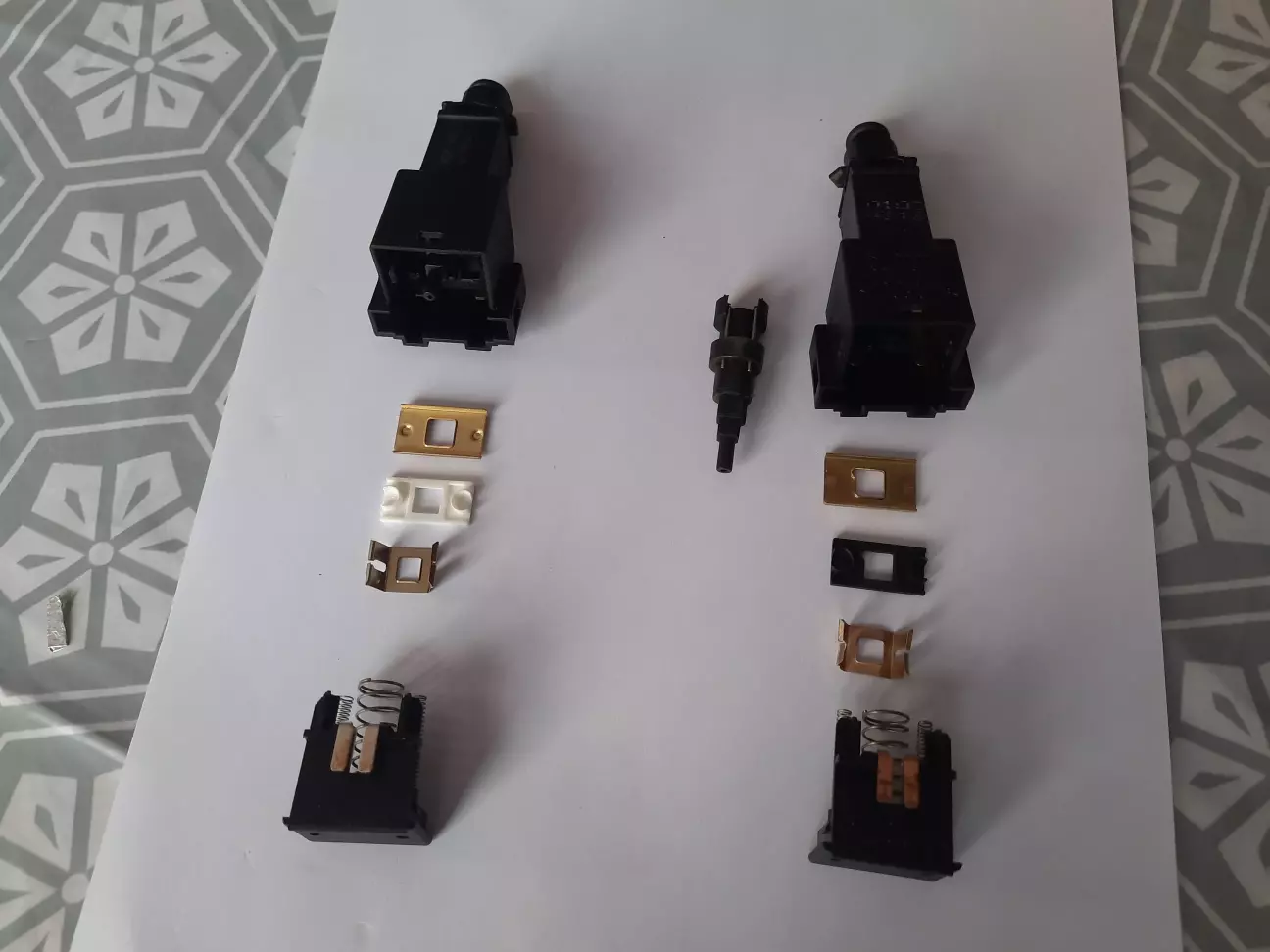 Справа старый оригинальный выключатель, слева новый аналог выключателя