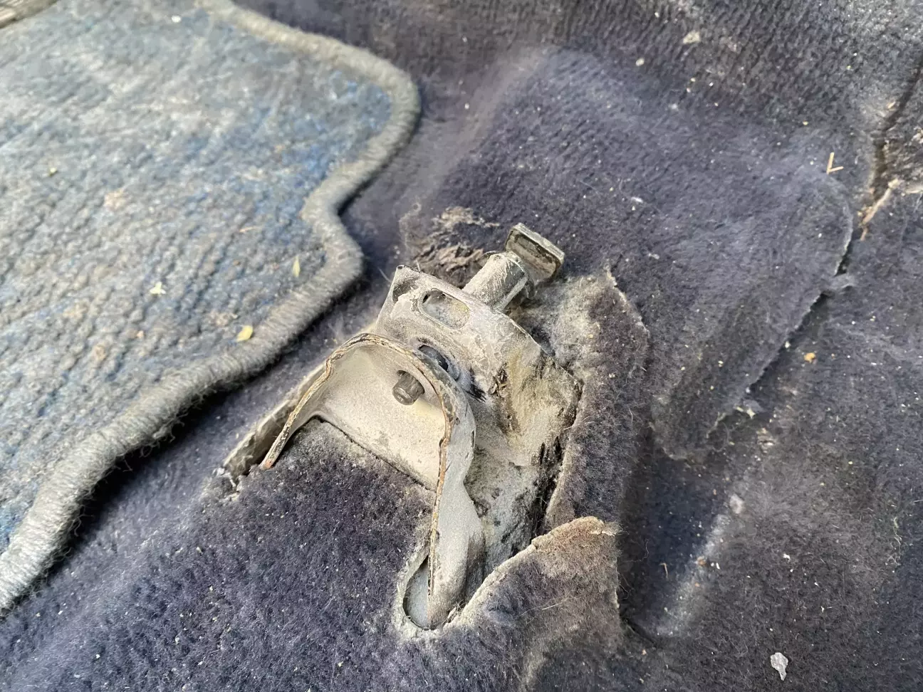 Незнаю як ця річ називається, виконує роль типу якогось важеля, що до тяги салазки сидіннь.