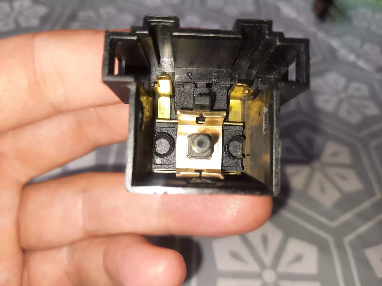 Правильное положение пластины замыкающей внутринние контакты