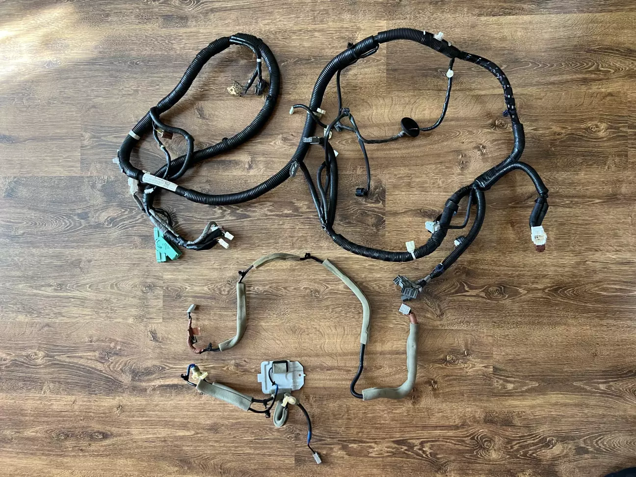 Коса правого порогу до DVD, від авто з лівим кермом. GPS антенна.