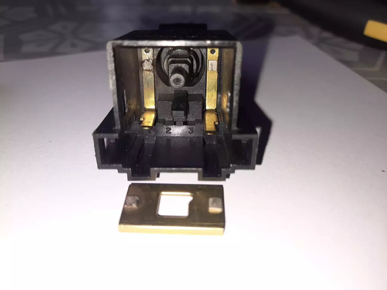 Подгоревший левый контакт 1 в корпусе и на пластине выключателя