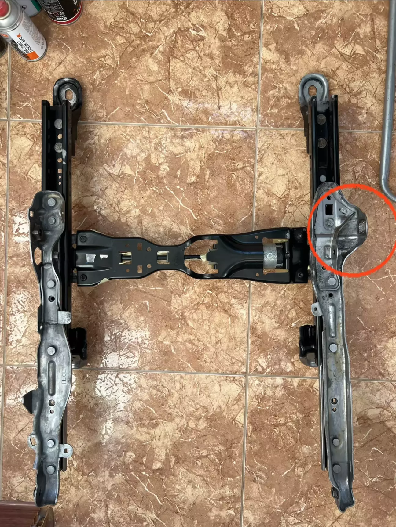 Зачистив іржу та обробив перетворювачем іржі. Деталь готова до фарбування.