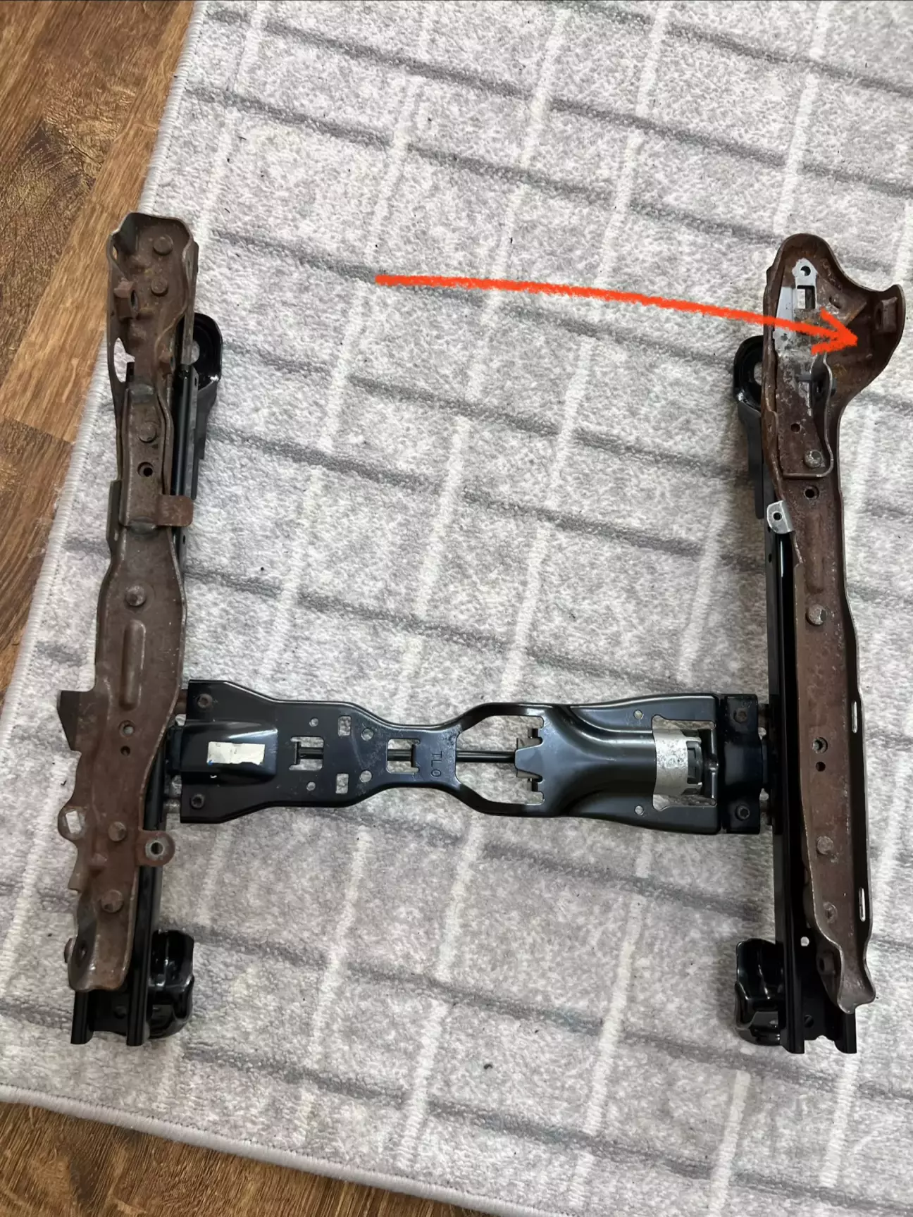 Іржава верхня частина яку треба пофарбувати.