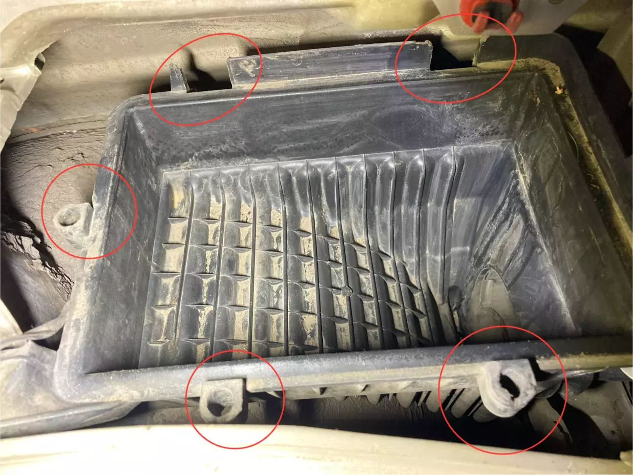 Закладные гайки не держались в посадочных местах, на месте была одна из 4-х