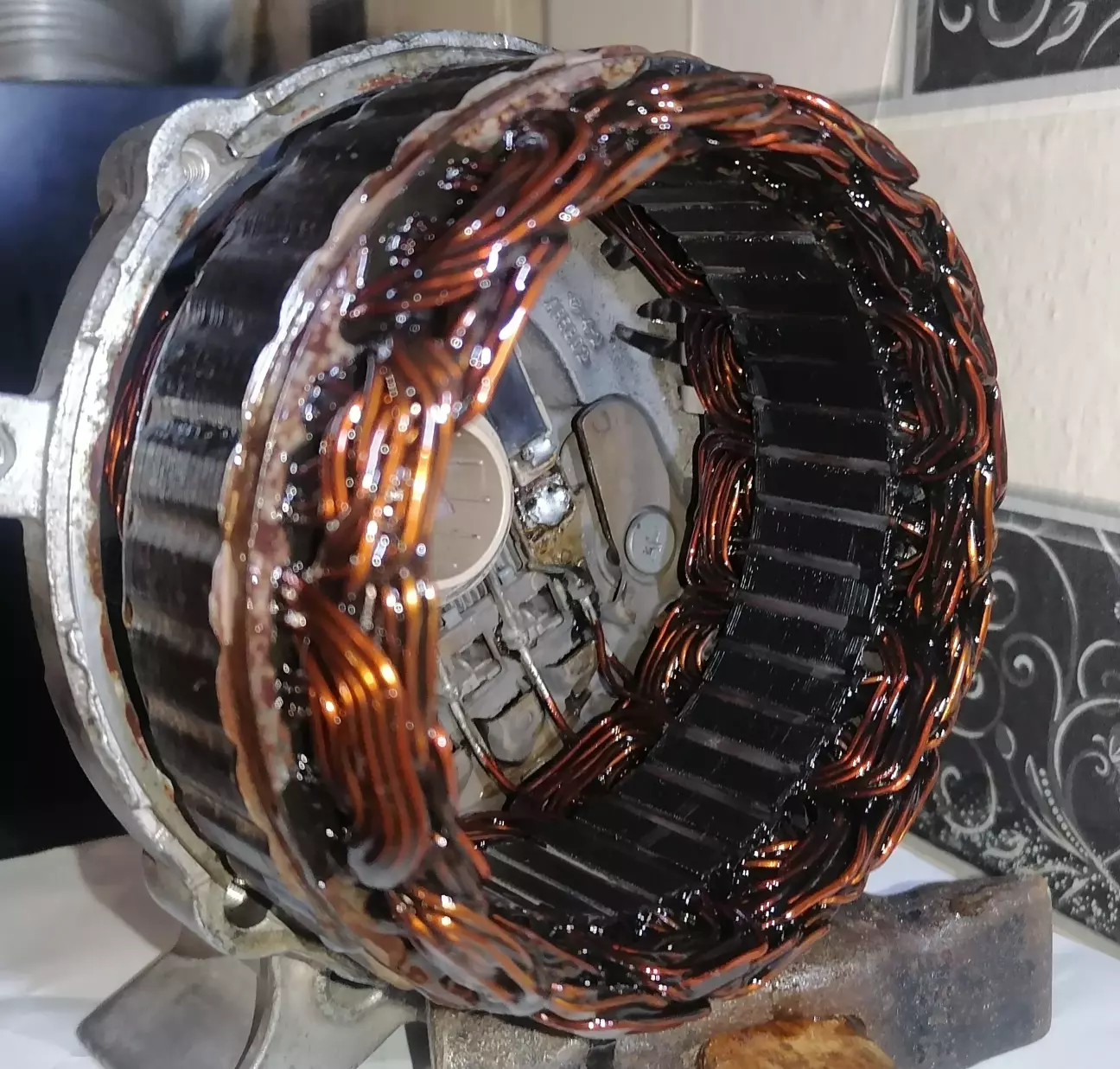 Як зміг почистив та обезжирів. Пошкоджену обмотку обробив в 2 шари. А далі, раз така кухня обробив усю обмотку. Міжшарова сушка 1 година. Висихання 24 години.