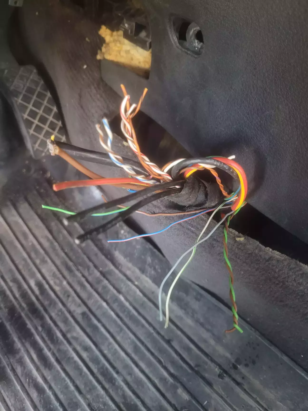 Жмуток дротів, безпощадно відрізаний