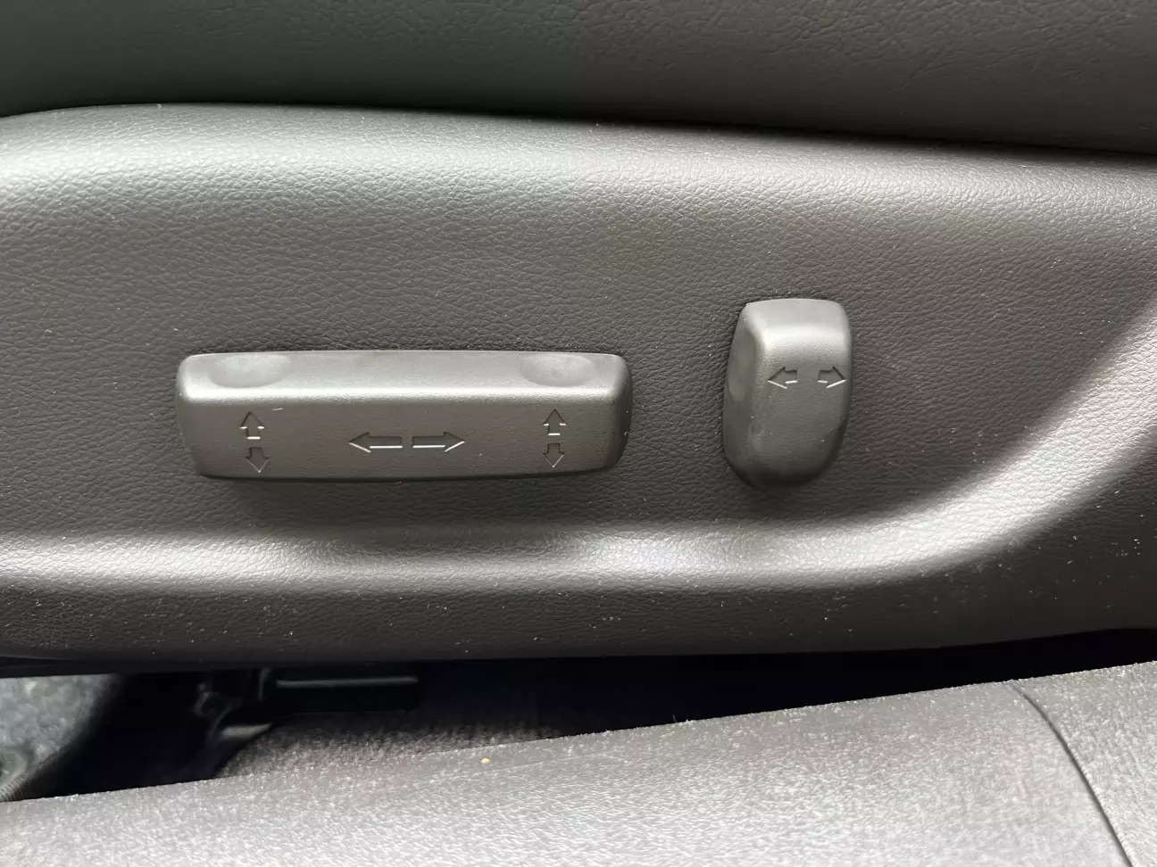 Встановив нові OEM кнопки регулювання сидінням.