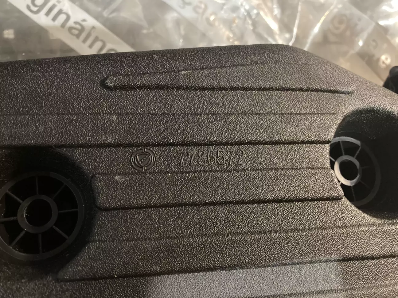 Интересно что на самой крышке артикул не такой как на упаковке.