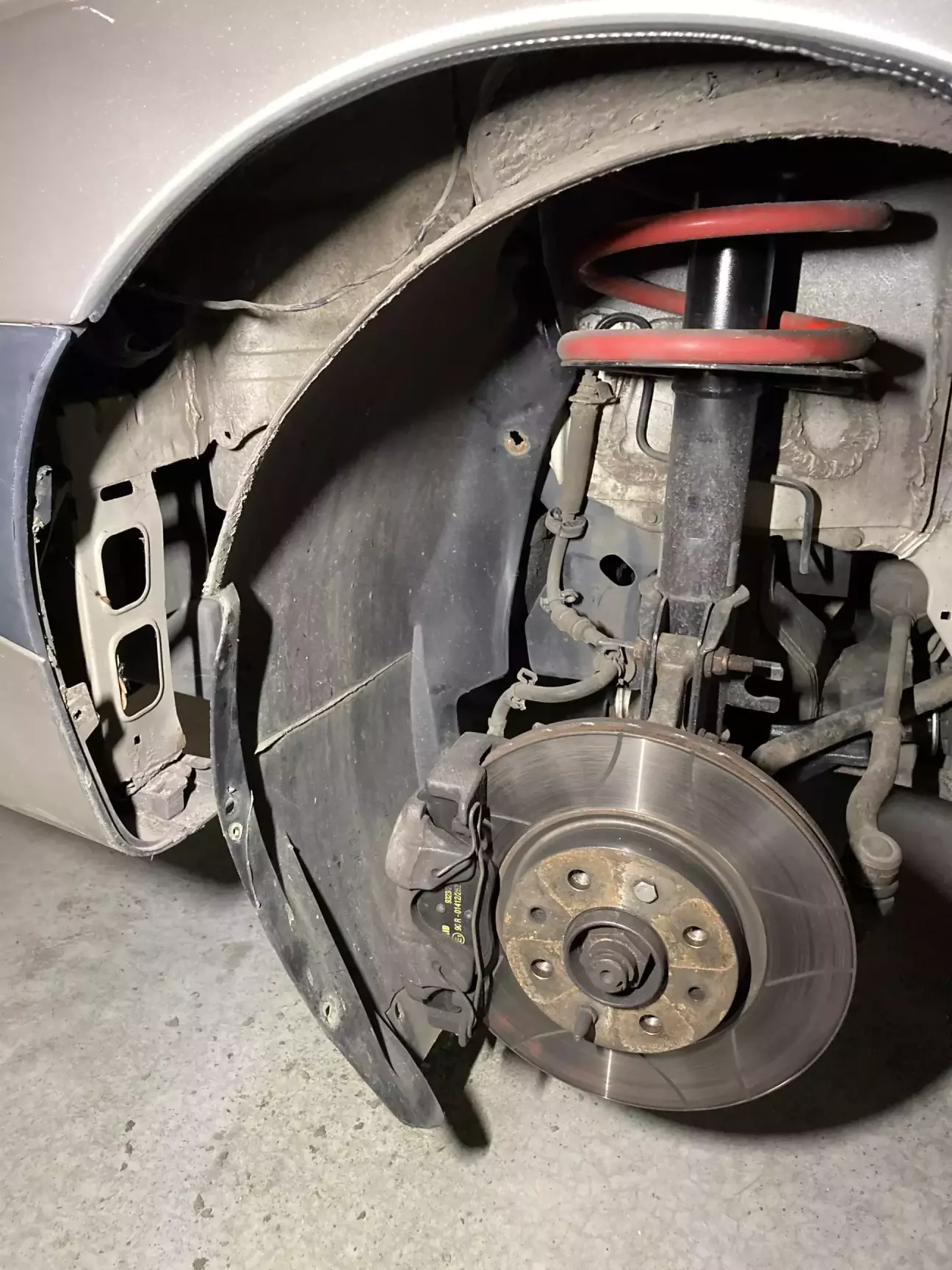 Полностью подкрылок снимать не стал, просто отогнул его.