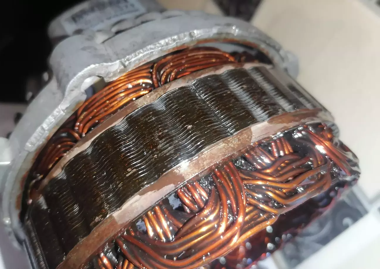 Як зміг почистив та обезжирів. Пошкоджену обмотку обробив в 2 шари. А далі, раз така кухня обробив усю обмотку. Міжшарова сушка 1 година. Висихання 24 години.