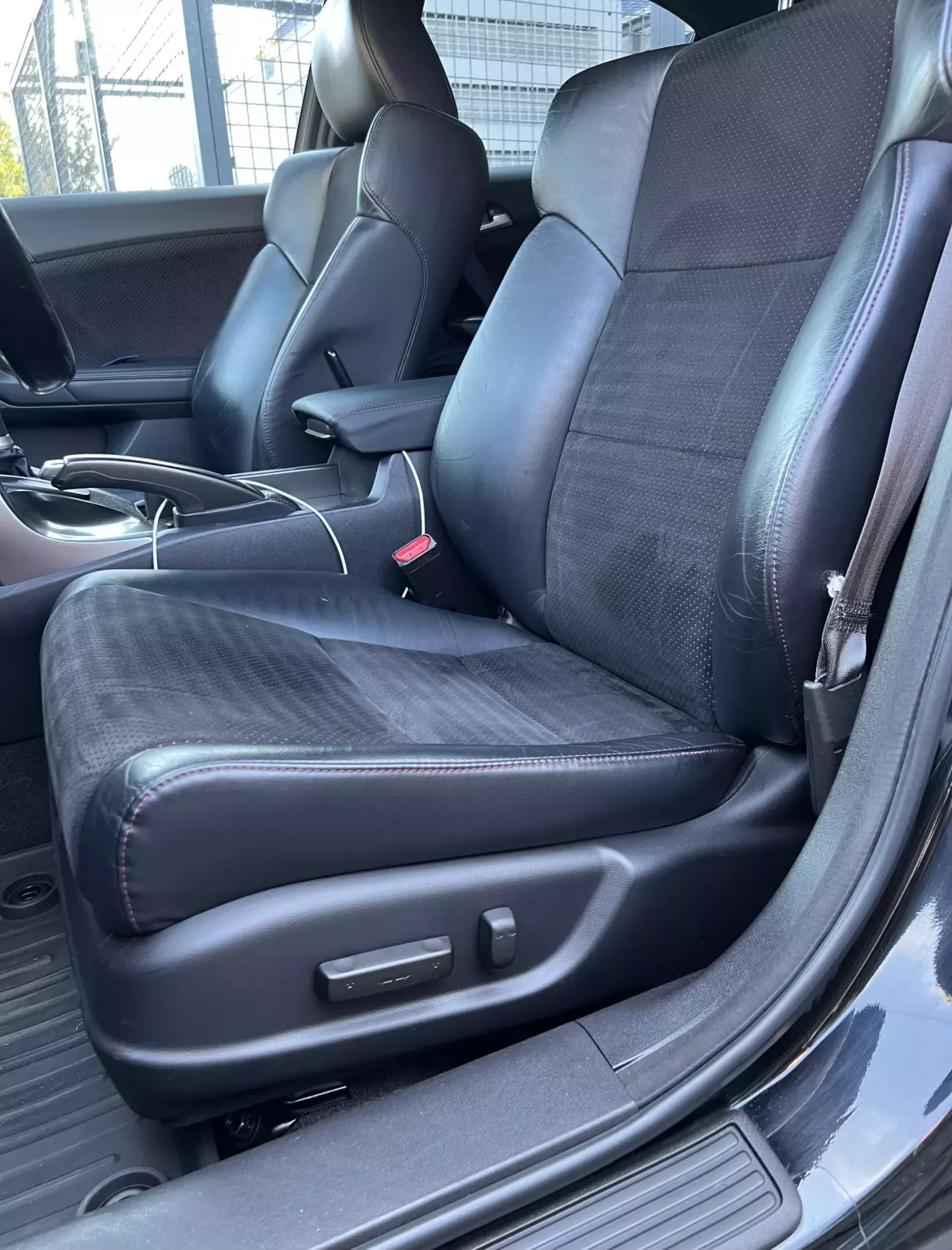 Електро сидіння з памʼяттю на своєму місці.