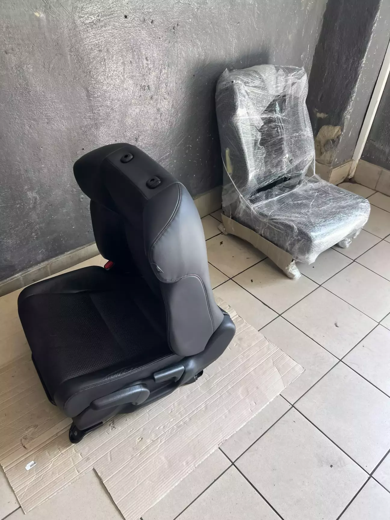 Два сидіння , старе механічне та запаковане нове електричне)