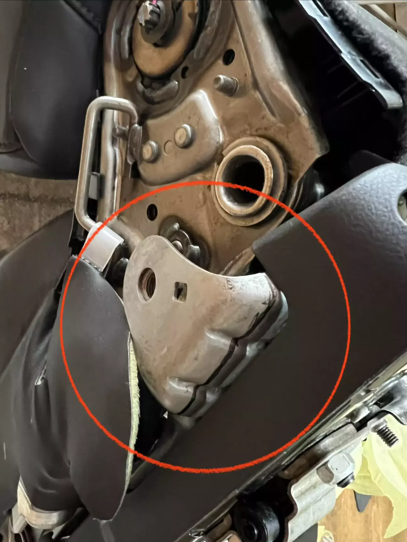 Зробив маркером відмітку де відрізати це зайве вухо)