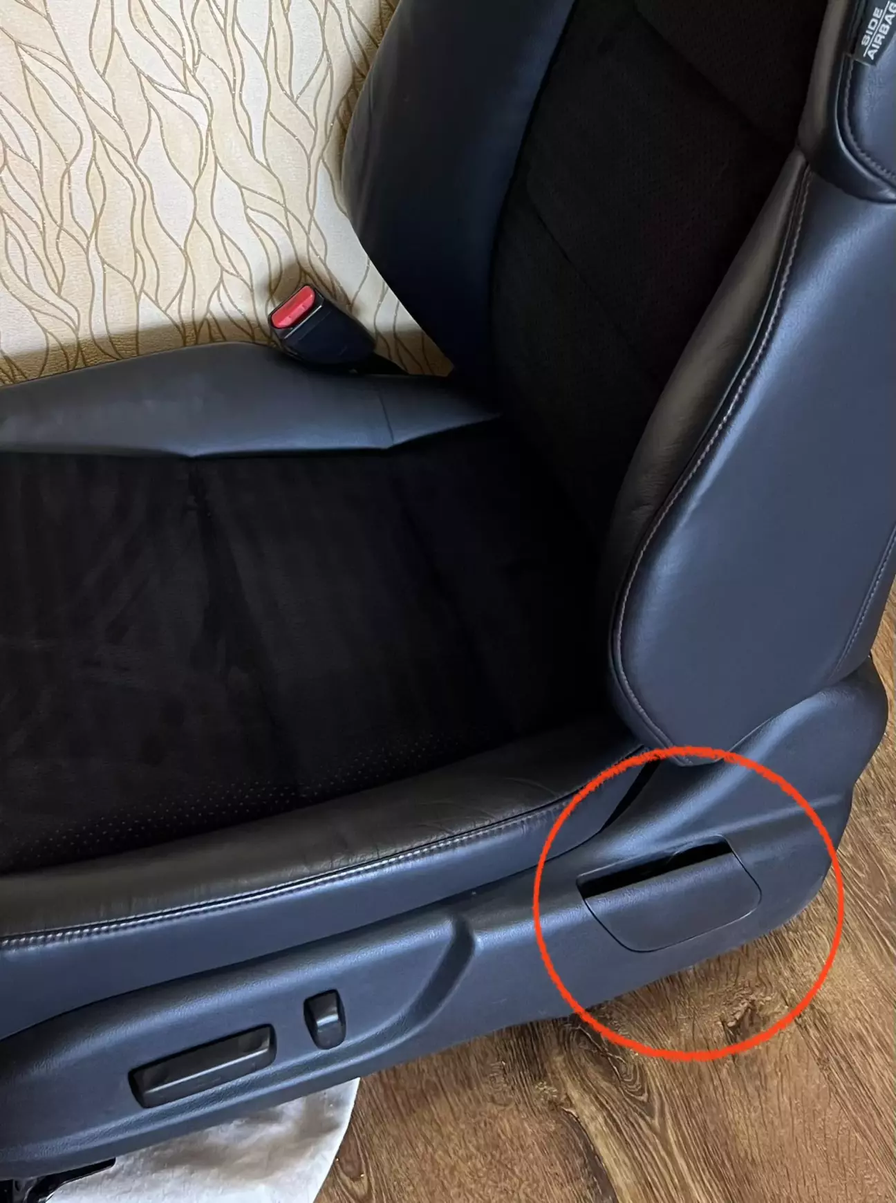 Накладка сидіння Acura TSX має отвір для паска безпеки, який встановлений в середині сидіння.