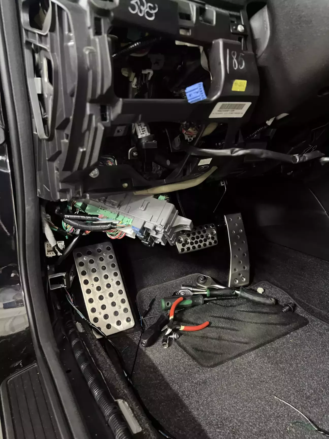 Підключення проводки від фішки сидіння до водійського блоку запобіжників.