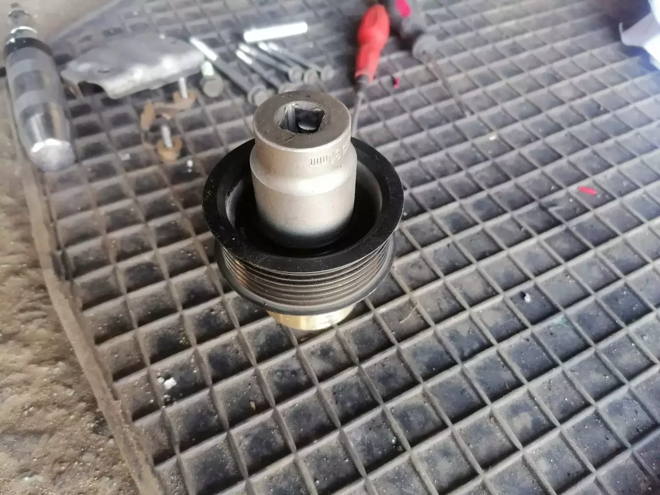 Щоб зняти підшипник спочатку зриваємо його головкою на 30, а потім головкою на 27 вибиваємо. Нічого складного. Виходить нормально.