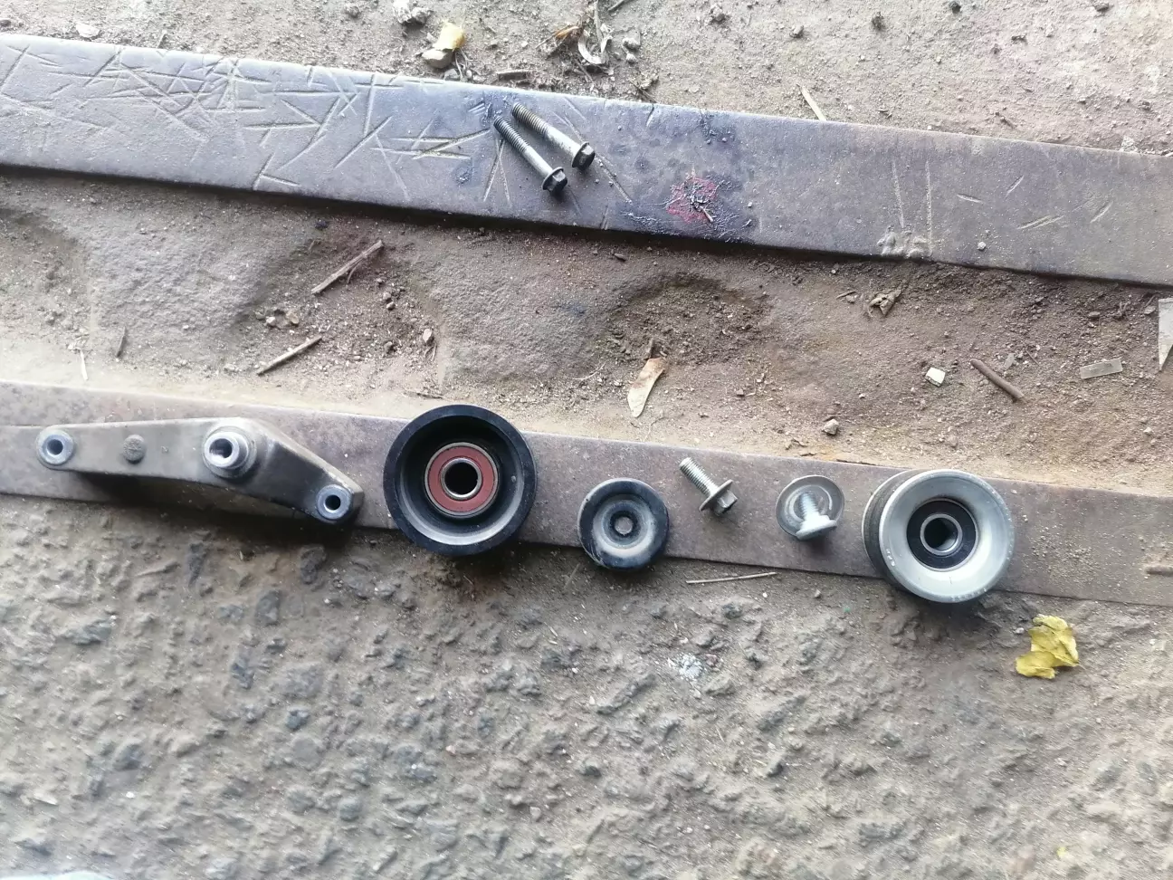 Справа - ролик натягувача. Зліва обвідний ролик.