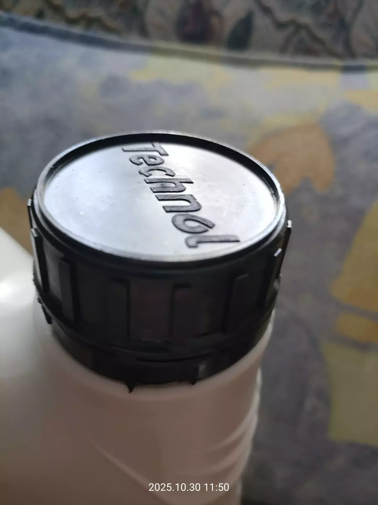 Ну норм крышка. Под нею явно есть ещё фольга Канистра при сдавливании воздух не пропускает