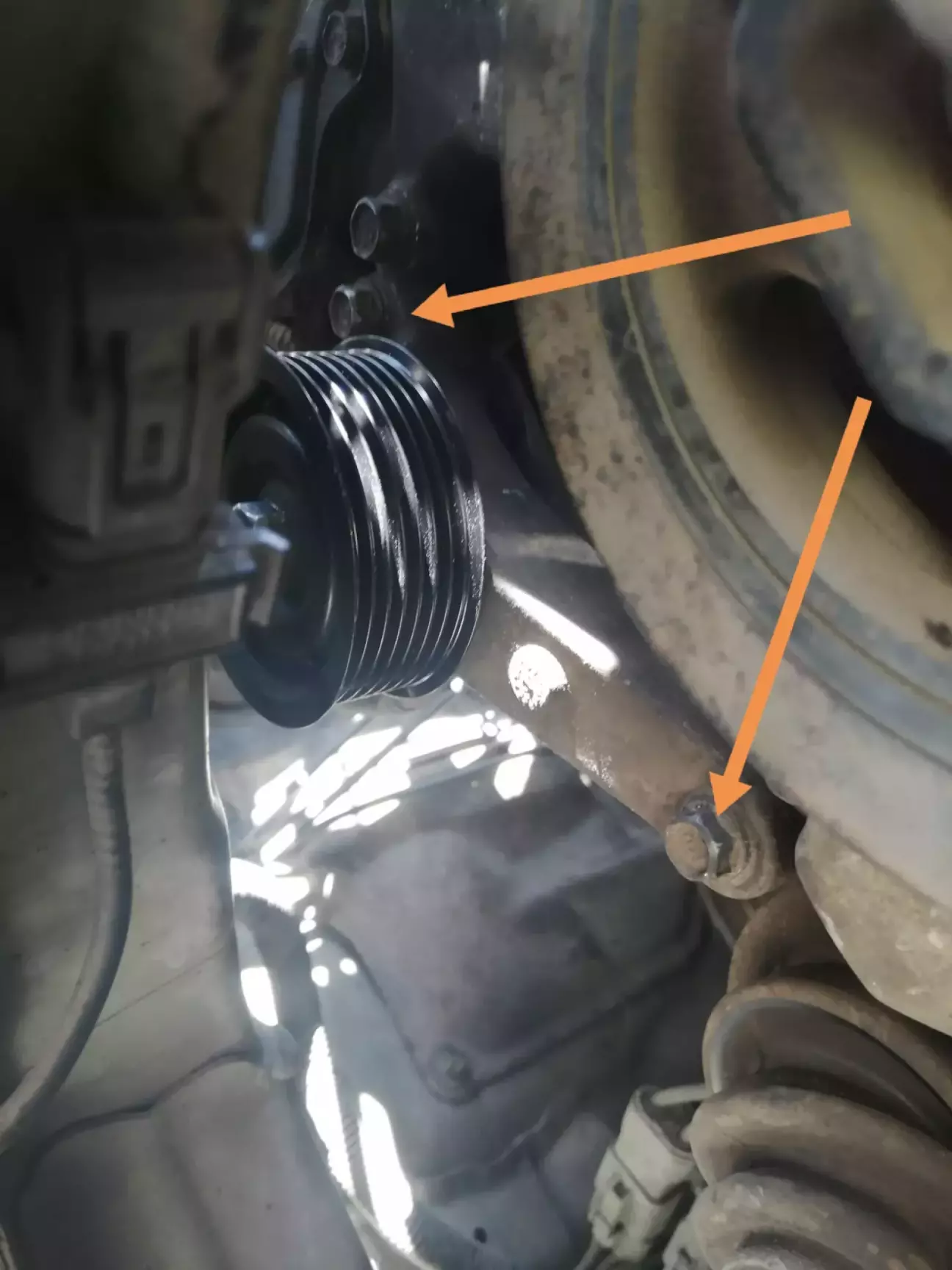 Щоб зняти обвідний ролик, простіше відкрутити кронштейн. Два болта на 12.