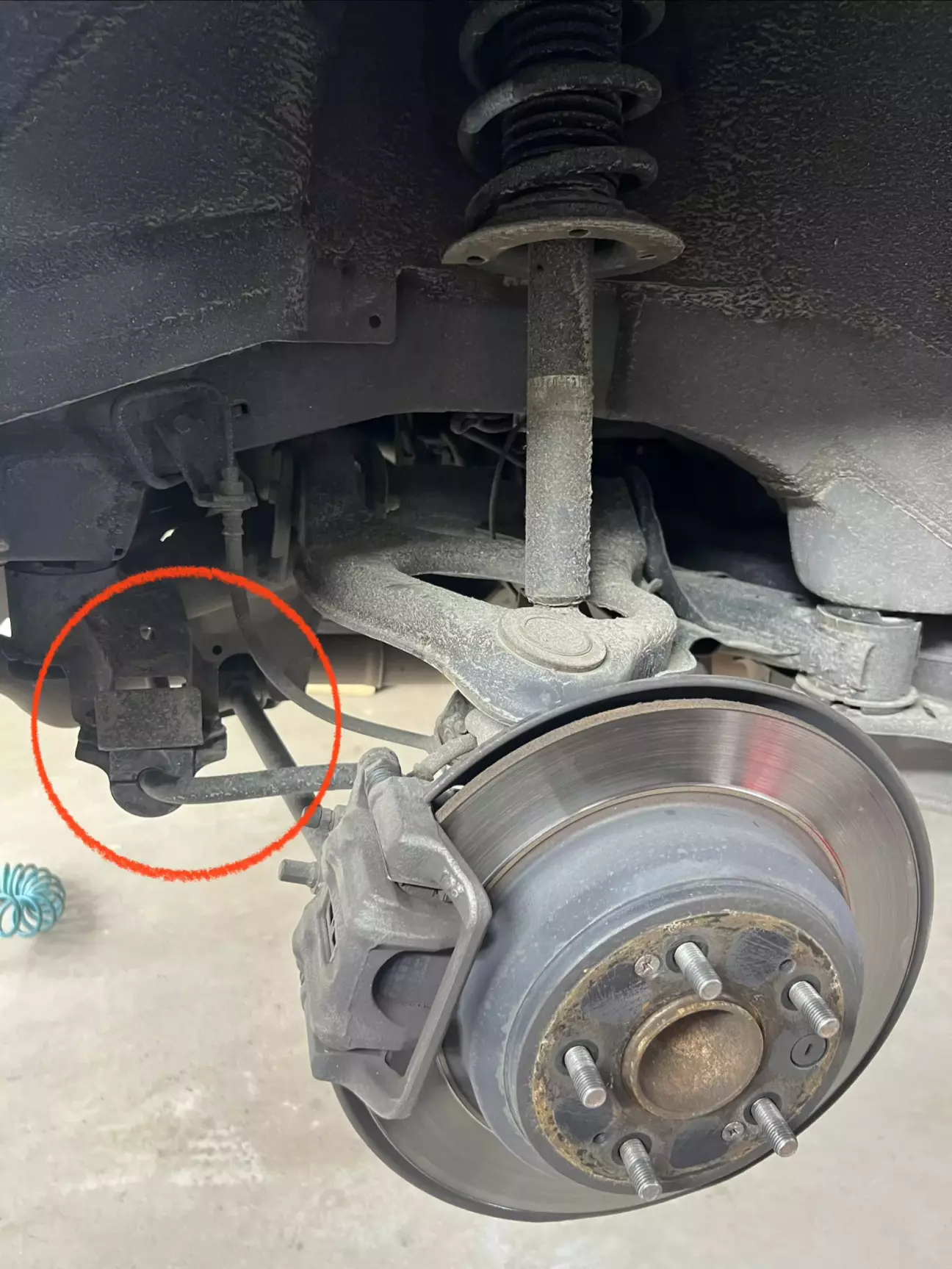 Кращий доступ для заміни, якщо зняти колесо.