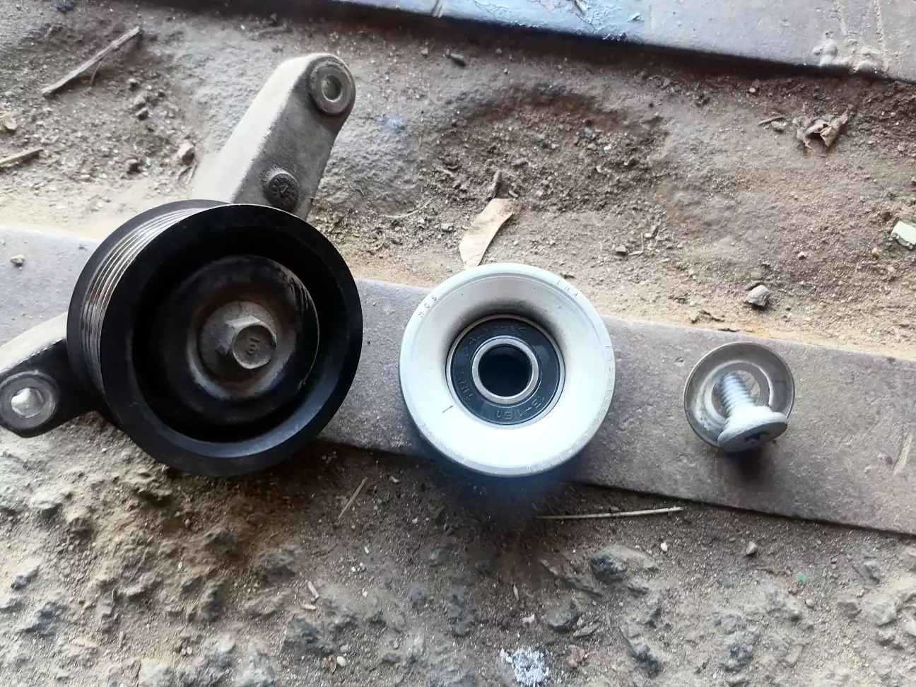 Справа - ролик натягувача. Зліва обвідний ролик.