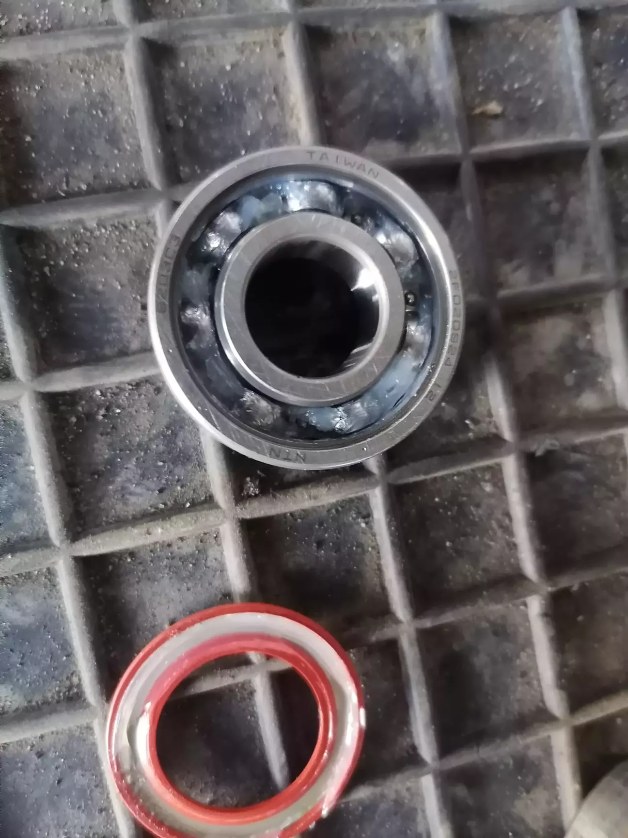 В новому підшипнику є трошки мастила.