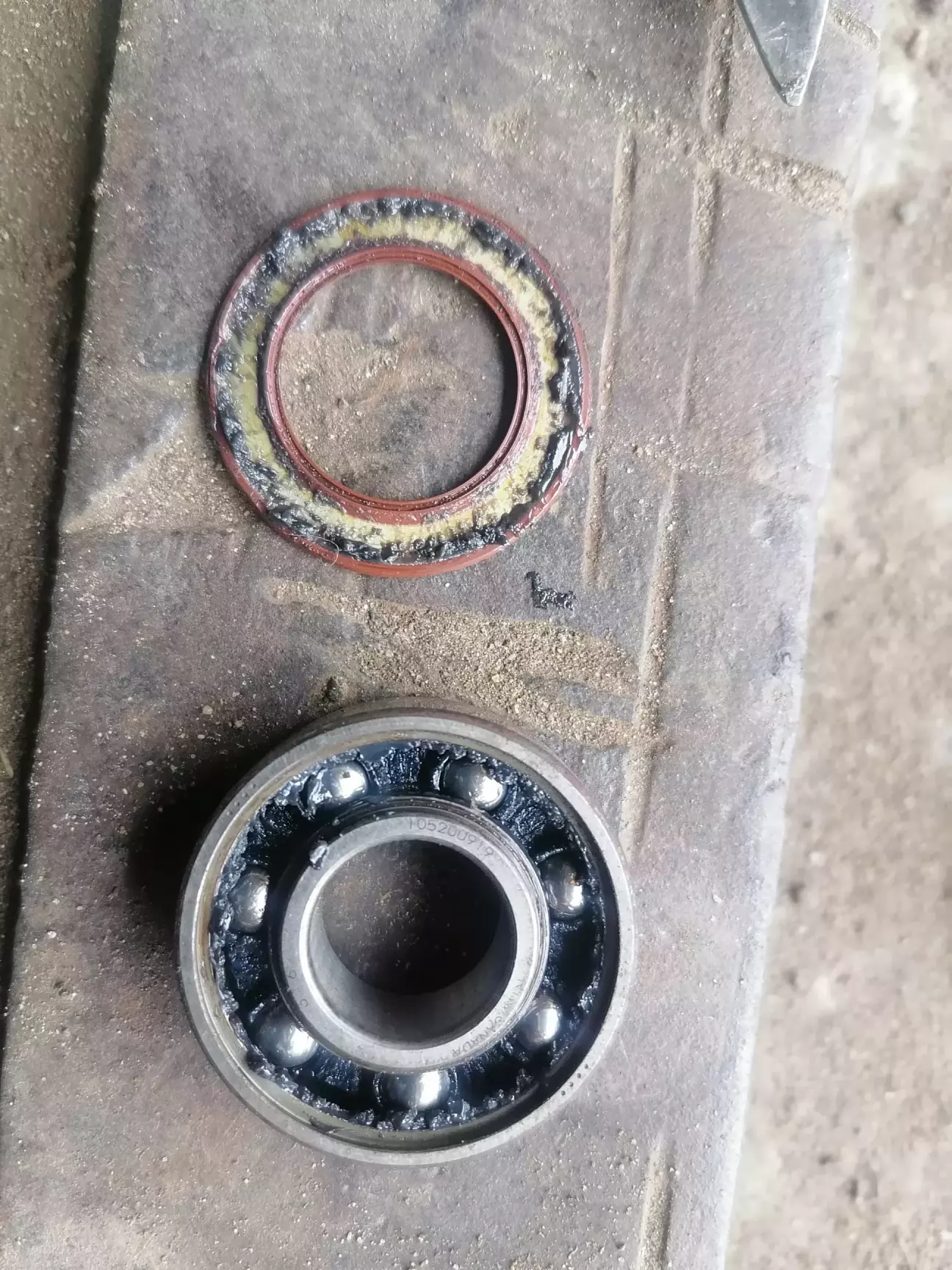 Мастильний бруд в підшипнику. Заміна