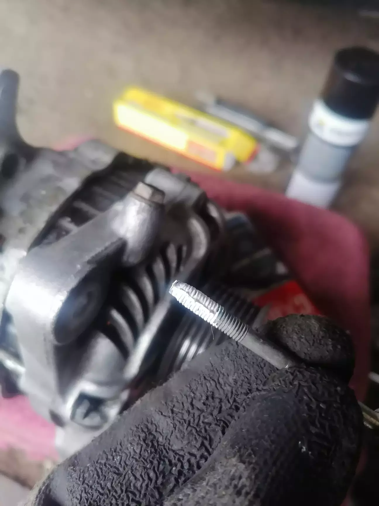 Закручуємо шпильки. Будьте обережні, вони ніжні і можна зламати. Звісно одну шпільку я зламав.