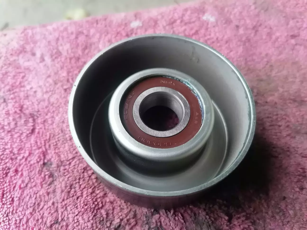 Ролик натягувача з новим підшипником NSK готов (внутрішня сторона)