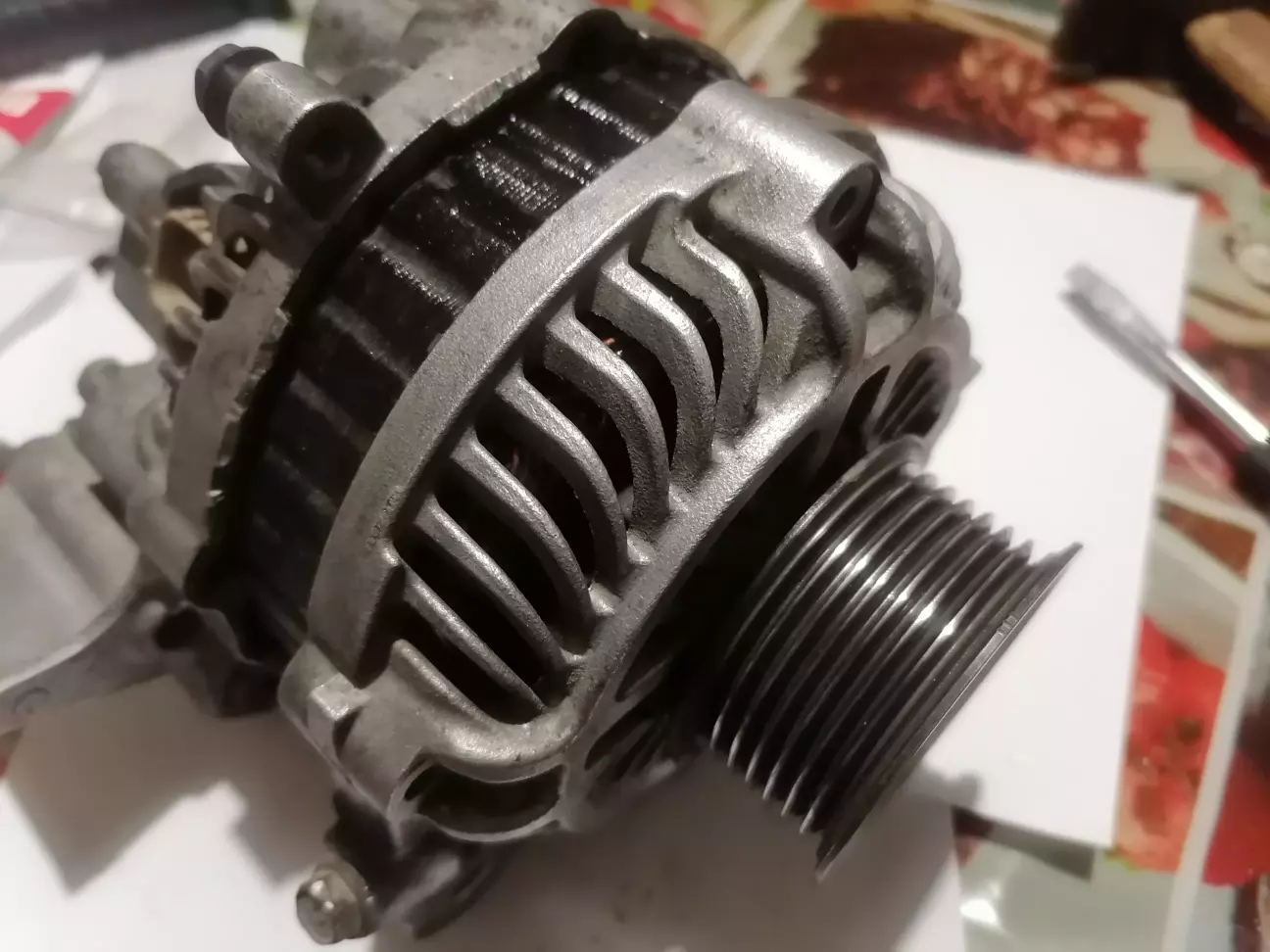 Накидуємо передню кришку та простукуємо щоб воно сіло рівно, а інакше кришка буде наперекіс та буде закусувати при прокручуванні.