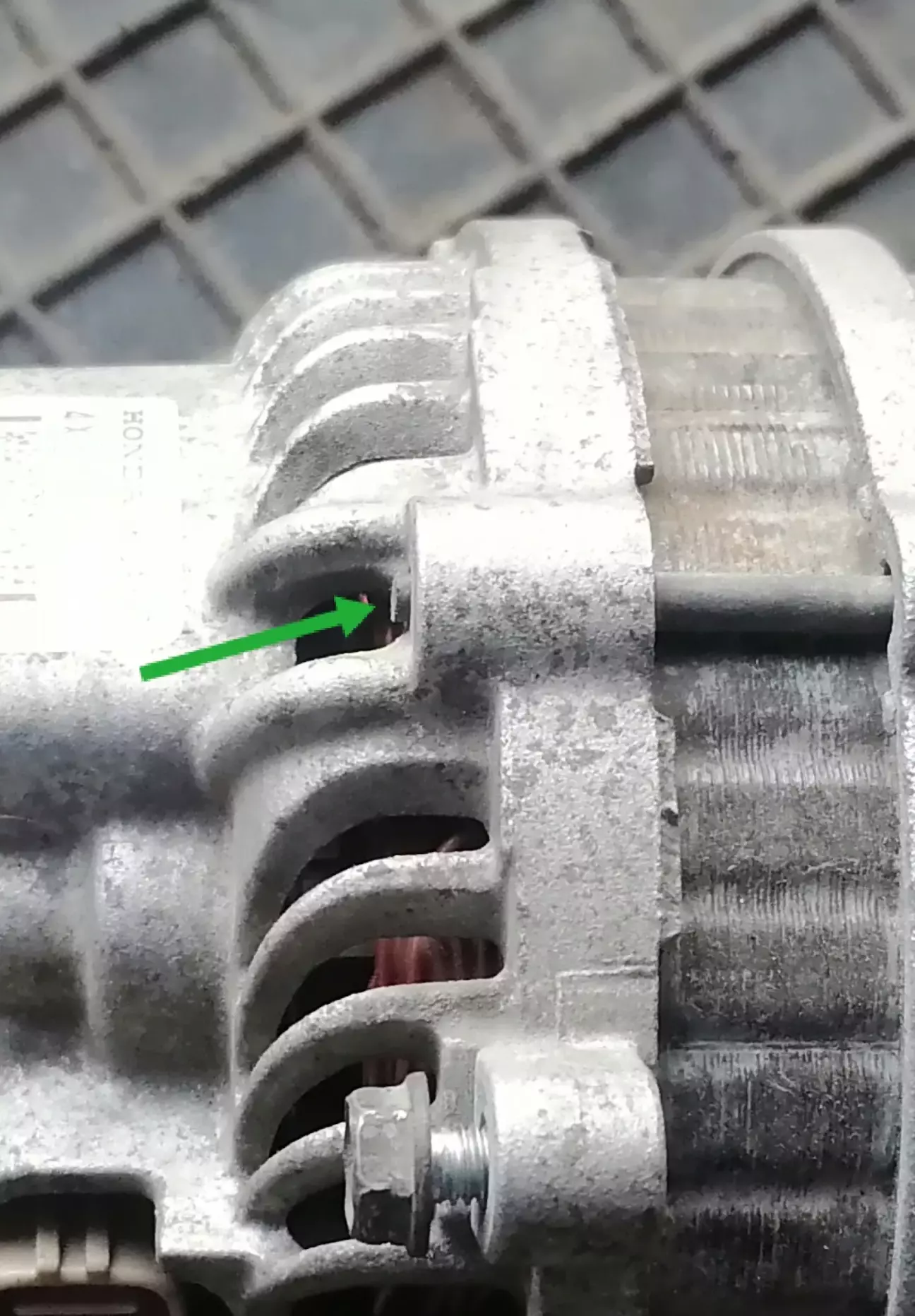 Закручуємо шпильки обережно. На фото показано на скільки виступає закручена шпилька.