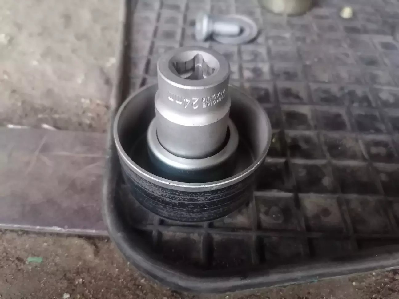 Головкою на 24 вибиваємо підшипник. Йде туго