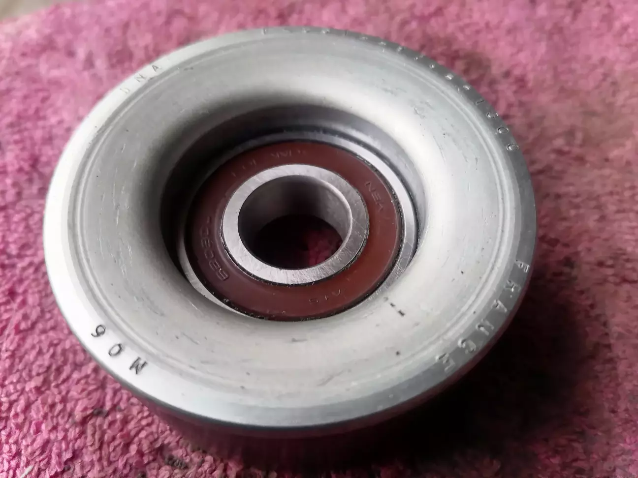 Ролик натягувача з новим підшипником NSK готов (зовнішня сторона)