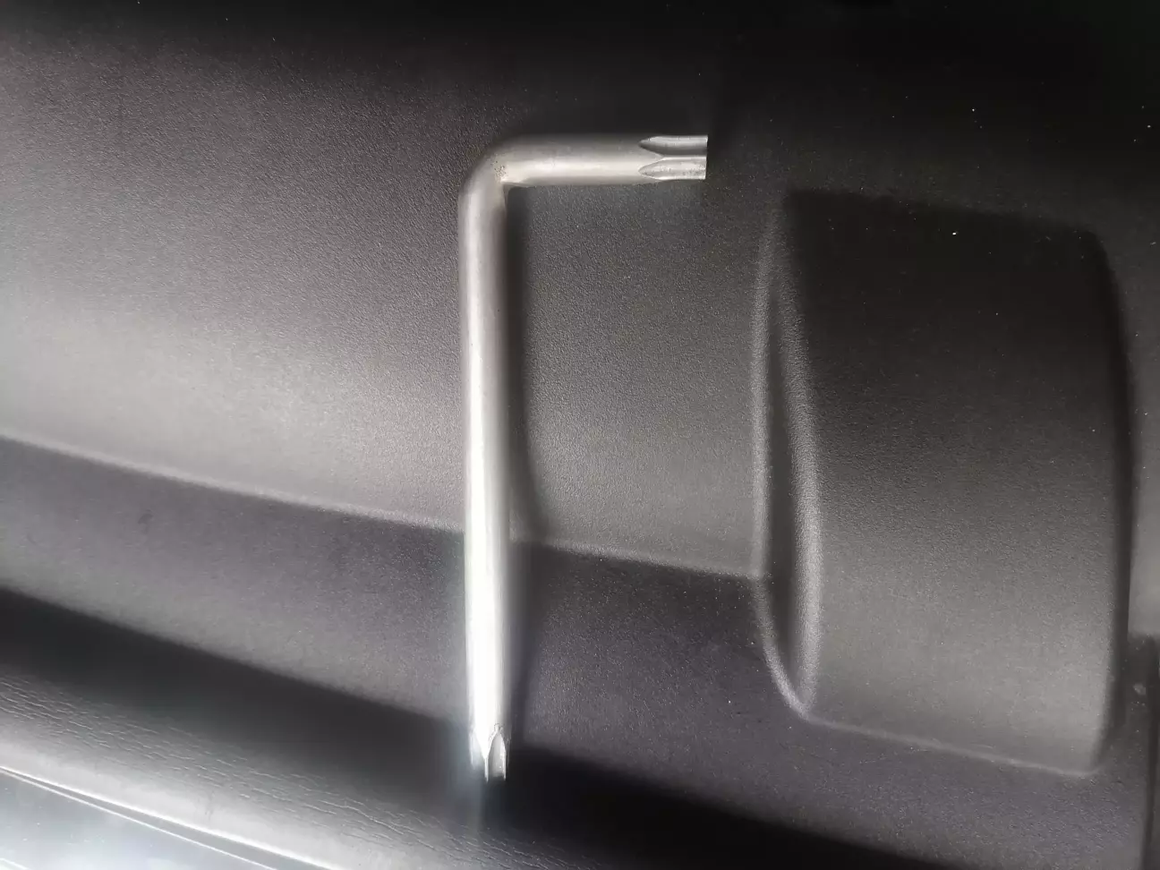 Щоб зняти ролик натягувача треба ТОРКС50. Трошки незручно, але зняти вдалося. Болт достатньо зірвати, а потім легко рукою викручується.