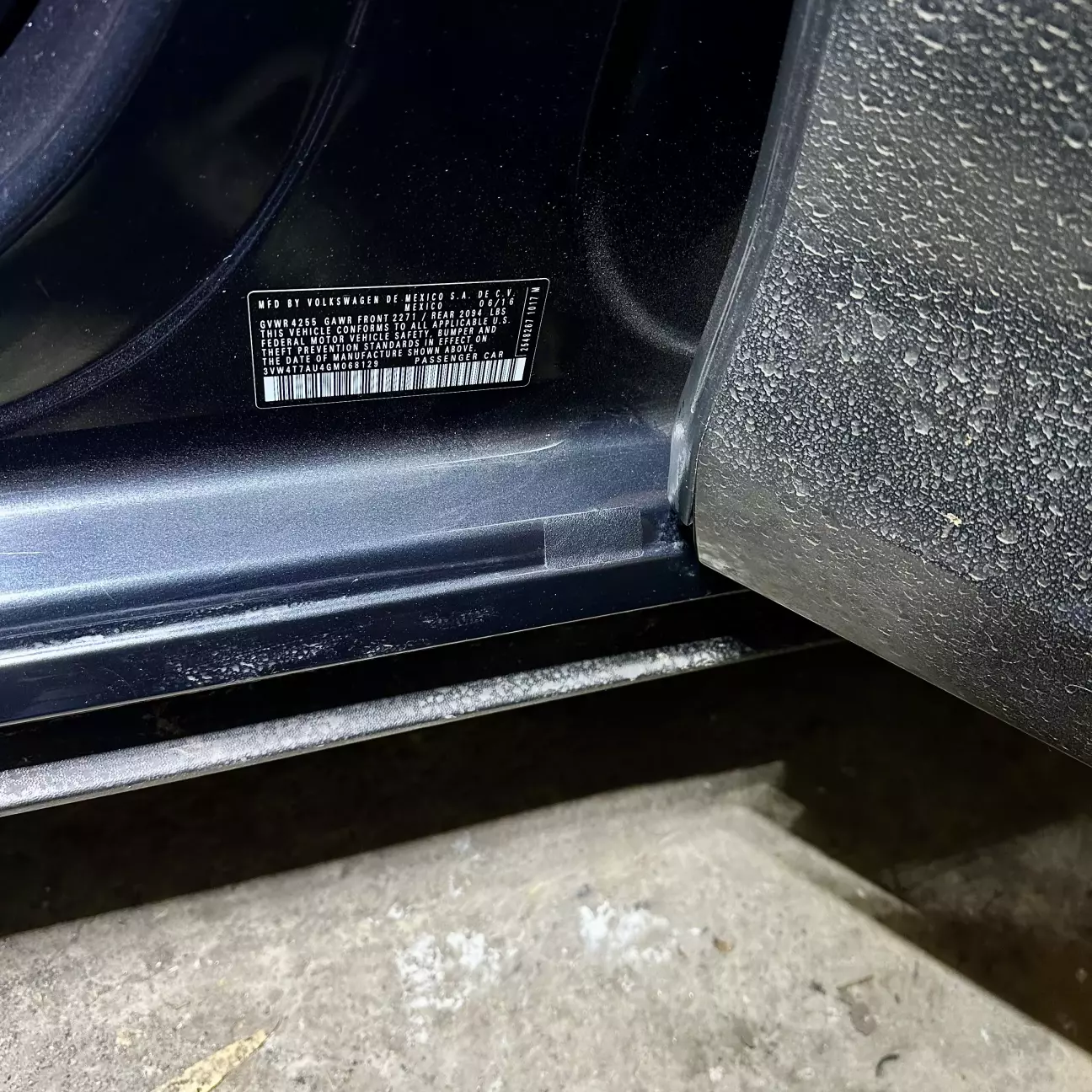 темно сіра плівка з шагренью на затертому до металу проємі, під плівкою оброблена та вирівняна поверхня