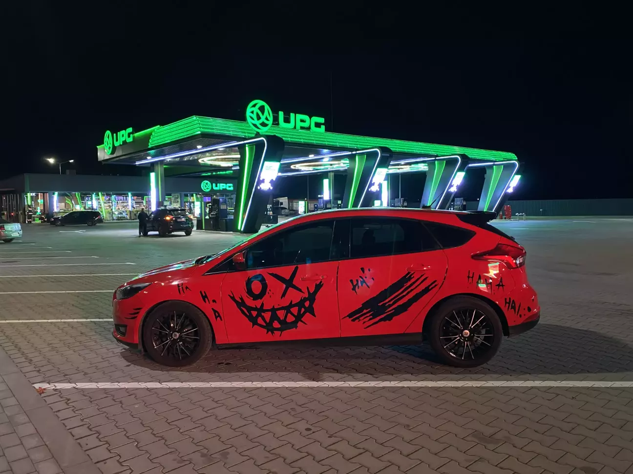 На цій заправці, якщо стати поруч з монітором і попасти на яскраве відео, то освітлює дуже класно. Це оригінальне фото, без змін і покращень))