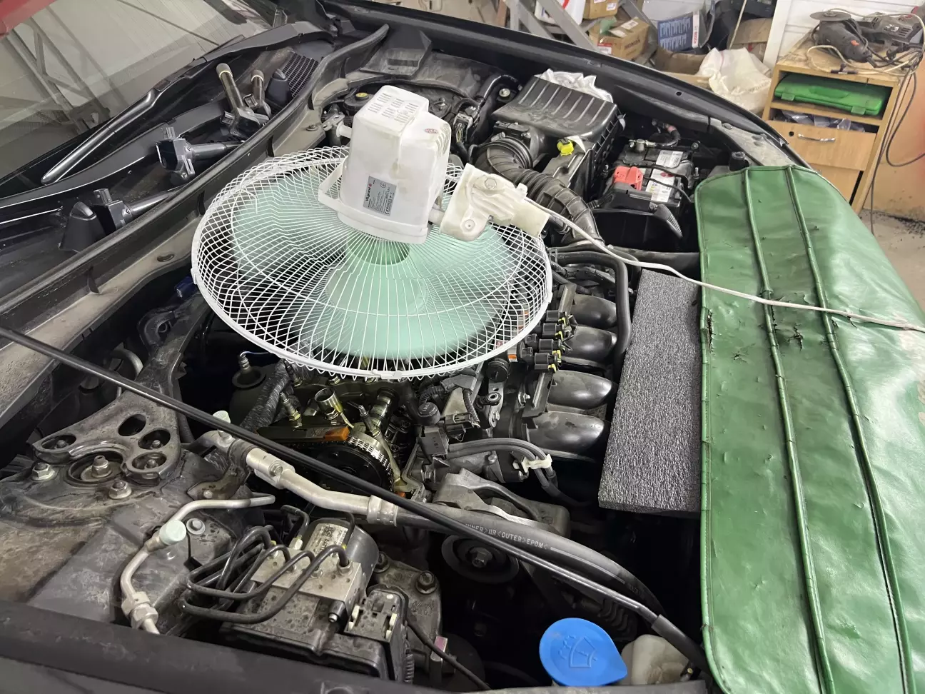 Зняли клапану кришку та охолоджується двигун.