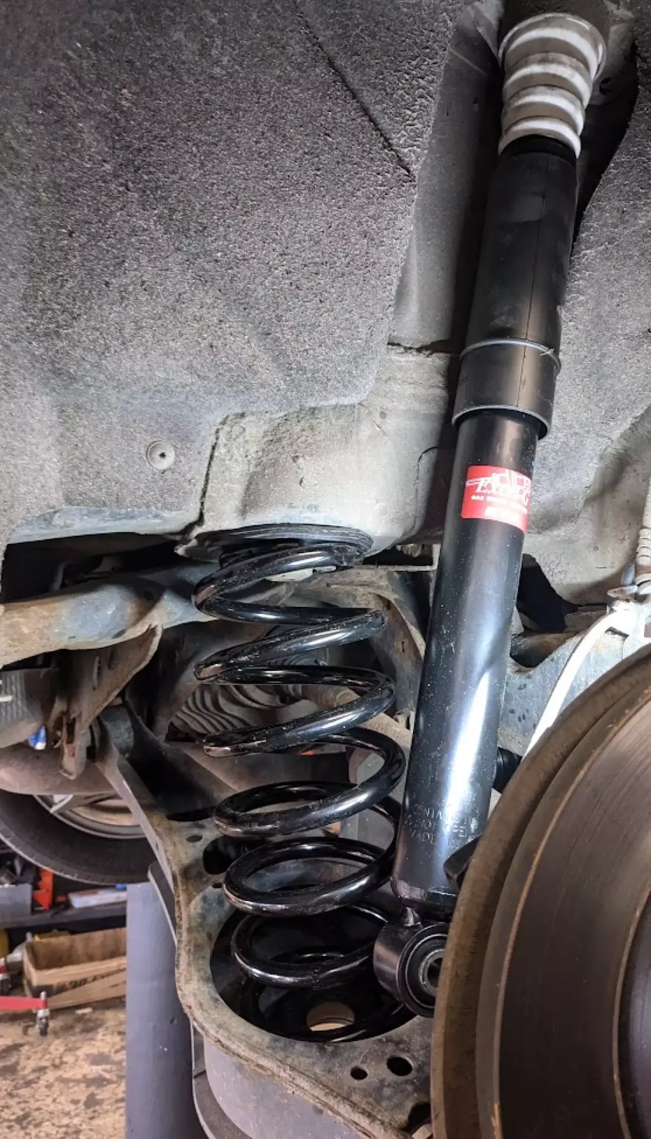 Тут аморт ще н встановлений, бо пружина заважає вставити болт