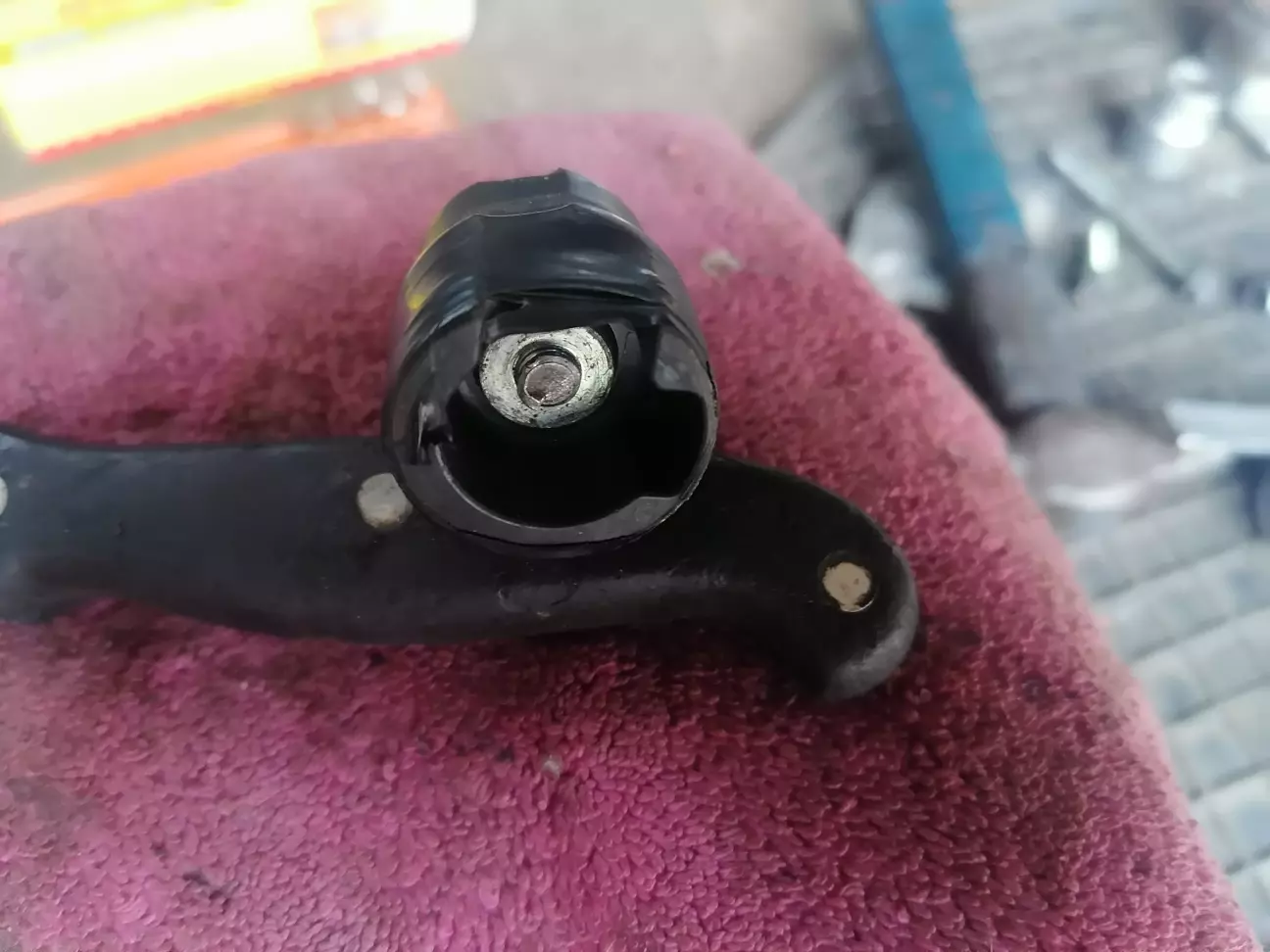 Давно при закручуванні гайки на ізоляторі генератора зламав шпільку. Там усе ніжно. Вартість нової сука дорого 4200-4900 грн. Тому на олх купив генератор на запчастини зі сломаним корпусом за 800 грн де ізолятор нормальний та є цілі шпильки. Решта справна та буде зберігатись як запчасть.