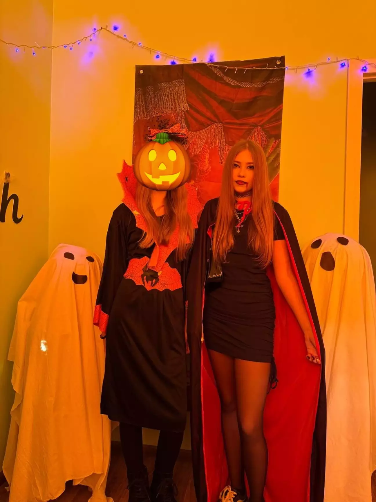 Мій вампір 🧛 Діти - квіти 😂 Як не просила її, але біля авто зробити фото так не погодилася, хоча вбрання пасувало б в тандемі з авто.