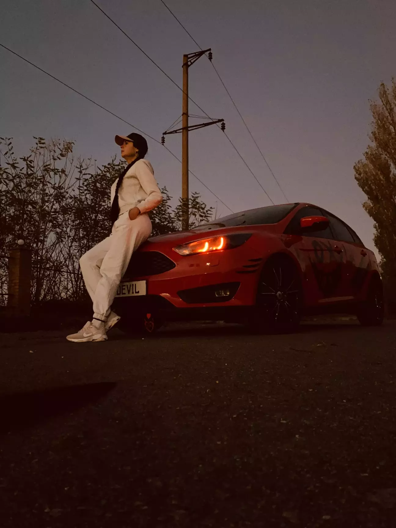 Зліва у кутку видно, як шашка закоптила асфальт, добре що вона впала у протилежну сторону від авто…🫣