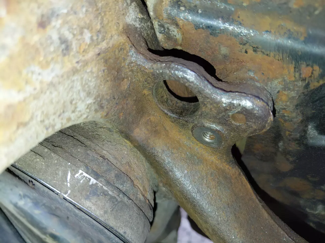 Зачищенное посадочное отверстие датчика